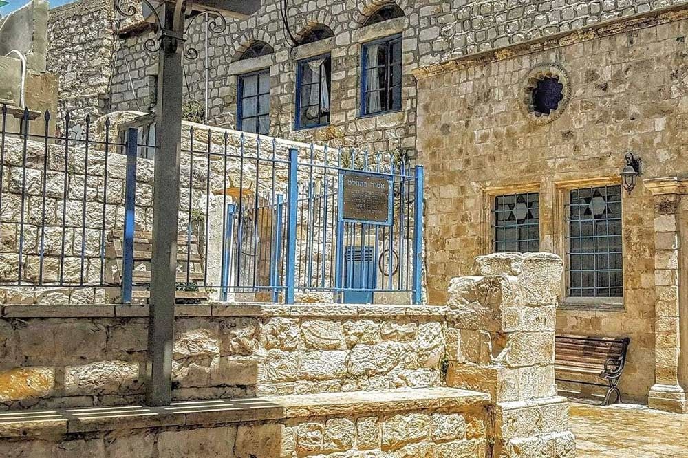 В Цфат, удерживающий мир от падения